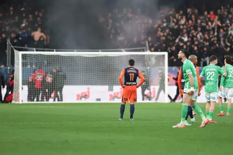 النيران تشتعل في المدرجات.. شغب الجماهير يوقف مباراة مونبلييه وسانت إيتيان (فيديو)